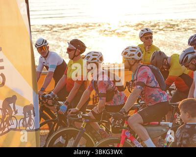 Minster on Sea, Kent, Regno Unito. 21 giugno 2025. Più di 1.000 ciclisti partono per un giorno nel tentativo di pedalare per 205 km in tutta l'Inghilterra partendo da Minster on Sea, Kent all'alba (nella foto) e sperando di finire a Weston-Super-Mare, Somerset al tramonto. L'evento si tiene nel solstizio d'estate per massimizzare le ore diurne. Crediti: James Bell/Alamy Live News Foto Stock