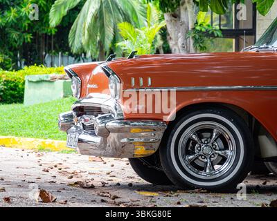 VARADERO, CUBA - 2 SETTEMBRE 2023: Chevrolet bel Air 1957 auto d'epoca nelle strade di Varadero, Cuba, dettaglio sulla parte frontale Foto Stock