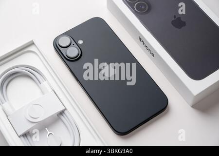 Antalya, Turchia - 15 giugno 2025: Nuovo smartphone iPhone 16 e iPhone 16 box Foto Stock