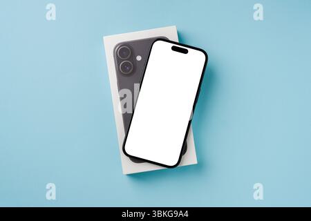 Antalya, Turchia - 15 giugno 2025: Nuovo smartphone iPhone 16 e iPhone 16 box Foto Stock