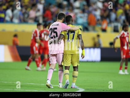 Miami, Stati Uniti. 20 giugno 2025. Agustin Marchesin (L), portiere del CA Boca Juniors, e Luis Advincula del CA Boca Juniors reagiscono durante la partita del gruppo C tra il Bayern Monaco di Germania e IL CA Boca Juniors dell'Argentina alla Coppa del mondo per club FIFA 2025 all'Hard Rock Stadium di Miami, Stati Uniti, 20 giugno 2025. Crediti: Li Ming/Xinhua/Alamy Live News Foto Stock