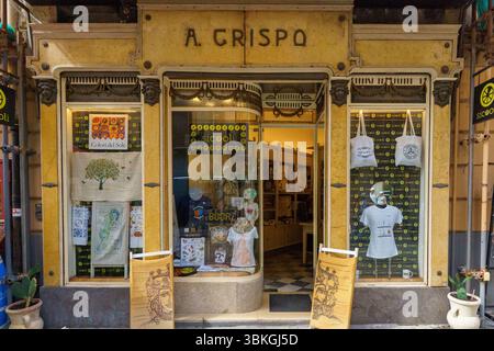 Una vibrante vista a livello della strada del negozio 'A Crispo' di Palermo, in Sicilia, caratterizzato da una tradizionale boutique siciliana con caratteri architettonici vintage Foto Stock