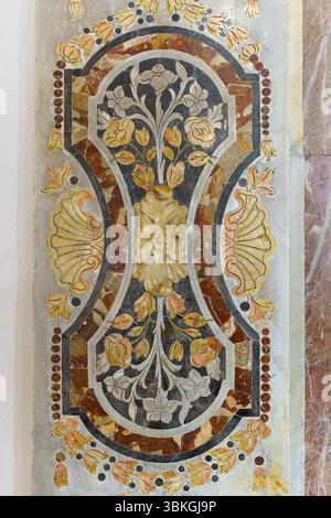 Questa immagine cattura una sezione riccamente dettagliata dell'interno della Chiesa di Santa Maria dell'Ammiraglio, nota anche come la Martorana, a Palermo, S. Foto Stock