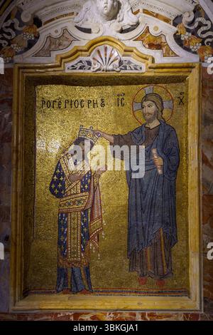 Questa immagine cattura uno splendido mosaico della Chiesa di Santa Maria dell'Ammiraglio, conosciuta anche come la Martorana, a Palermo, in Sicilia. Il reparto ArtWork Foto Stock