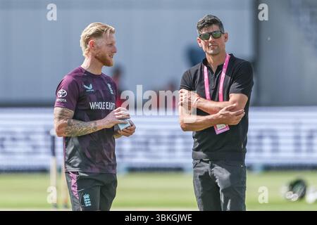 Leeds, Regno Unito. 21 giugno 2025. Il capitano inglese Ben Stokes parla a Sir Alastair Cook nella sessione di riscaldamento pre-partita durante il 1° Rothesay test Match Day 2 Inghilterra vs India a Headingley Cricket Ground, Leeds, Regno Unito, 21 giugno 2025 (foto di Mark Cosgrove/News Images) a Leeds, Regno Unito, il 21 giugno 2025. (Foto di Mark Cosgrove/News Images/Sipa USA) credito: SIPA USA/Alamy Live News Foto Stock