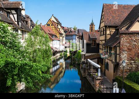 Il fiume Lauch e le case a graticcio sulle rive del quartiere "Little Venice" nel centro storico di Colmar, Alsazia, Francia Foto Stock