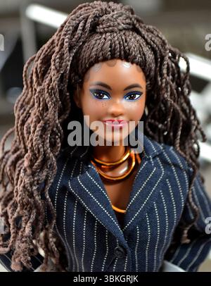 Primo piano della Barbie Signature 65th Anniversary Doll con capelli brune. Lei usa la scultura del viso di Brooklyn. Foto Stock