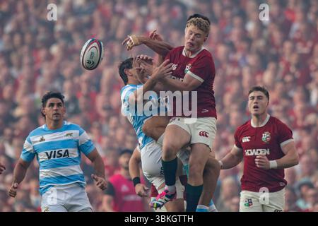 Irlanda. 20 giugno 2025. Fin Smith dei Lions salta per il pallone durante la partita della Lions 1888 Cup tra British & Irish Lions e Argentina all'Aviva Stadium di Dublino, Irlanda, il 20 giugno 2025 (foto di Andrew SURMA/ Credit: SIPA USA/Alamy Live News Foto Stock