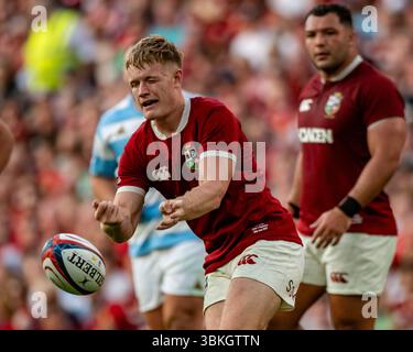 Irlanda. 20 giugno 2025. Fin Smith dei Lions passa il pallone durante la partita della Lions 1888 Cup tra i Lions inglesi e irlandesi e l'Argentina all'Aviva Stadium di Dublino, Irlanda, il 20 giugno 2025 (foto di Andrew SURMA/ Credit: SIPA USA/Alamy Live News Foto Stock