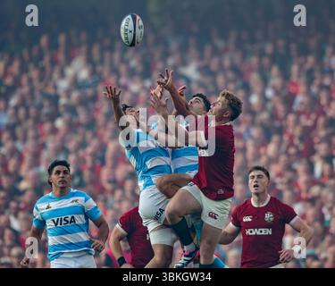 Irlanda. 20 giugno 2025. Fin Smith dei Lions salta per il pallone durante la partita della Lions 1888 Cup tra British & Irish Lions e Argentina all'Aviva Stadium di Dublino, Irlanda, il 20 giugno 2025 (foto di Andrew SURMA/ Credit: SIPA USA/Alamy Live News Foto Stock