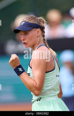 Dayana Yastremska (UKR) festeggia nel suo match contro Magda Linette (POL) durante la semifinale femminile del Lexus Nottingham Open Tennis Open il 14 giugno 2025 Foto Stock