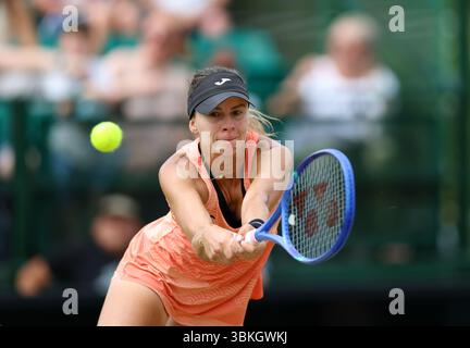 Magda Linette (POL) nel suo match contro Dayana Yastremska (UKR) durante la semifinale femminile del Lexus Nottingham Open Tennis Open il 14 giugno 2025 Foto Stock