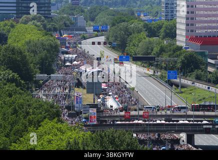 Amsterdam, Paesi Bassi. 21 giugno 2025. AMSTERDAM, PAESI BASSI - 21 GIUGNO: Le persone prendono parte al festival dell'autostrada A10, dove le temperature sono salite fino a 30 gradi Celsius il 21 giugno 2025 ad Amsterdam, Paesi Bassi. Il festival Op de Ring si svolge sull'autostrada A10 che sarà temporaneamente chiusa per questo evento storico durante il fine settimana, in occasione del 750° anniversario della città. (Foto di Paulo Amorim/Sipa USA) credito: SIPA USA/Alamy Live News Foto Stock