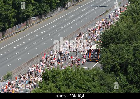 Amsterdam, Paesi Bassi. 21 giugno 2025. AMSTERDAM, PAESI BASSI - 21 GIUGNO: Le persone prendono parte al festival dell'autostrada A10, dove le temperature sono salite fino a 30 gradi Celsius il 21 giugno 2025 ad Amsterdam, Paesi Bassi. Il festival Op de Ring si svolge sull'autostrada A10 che sarà temporaneamente chiusa per questo evento storico durante il fine settimana, in occasione del 750° anniversario della città. (Foto di Paulo Amorim/Sipa USA) credito: SIPA USA/Alamy Live News Foto Stock