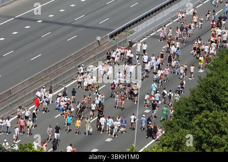 Amsterdam, Paesi Bassi. 21 giugno 2025. AMSTERDAM, PAESI BASSI - 21 GIUGNO: Le persone prendono parte al festival dell'autostrada A10, dove le temperature sono salite fino a 30 gradi Celsius il 21 giugno 2025 ad Amsterdam, Paesi Bassi. Il festival Op de Ring si svolge sull'autostrada A10 che sarà temporaneamente chiusa per questo evento storico durante il fine settimana, in occasione del 750° anniversario della città. (Foto di Paulo Amorim/Sipa USA) credito: SIPA USA/Alamy Live News Foto Stock