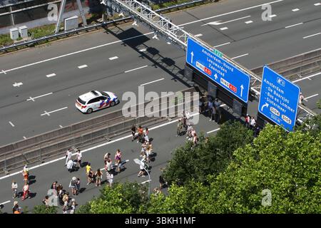 Amsterdam, Paesi Bassi. 21 giugno 2025. AMSTERDAM, PAESI BASSI - 21 GIUGNO: Le persone prendono parte al festival dell'autostrada A10, dove le temperature sono salite fino a 30 gradi Celsius il 21 giugno 2025 ad Amsterdam, Paesi Bassi. Il festival Op de Ring si svolge sull'autostrada A10 che sarà temporaneamente chiusa per questo evento storico durante il fine settimana, in occasione del 750° anniversario della città. (Foto di Paulo Amorim/Sipa USA) credito: SIPA USA/Alamy Live News Foto Stock