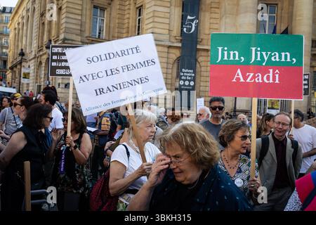 Una donna ha un cartello con scritto "solidarietà con le donne iraniane” durante la manifestazione per la pace nel vicino e medio Oriente a Place Pantheon. Mentre la guerra tra Israele e Iran si intensifica quotidianamente, un gruppo di associazioni tra cui Iran Justice ha organizzato una manifestazione in Piazza Pantheon a Parigi per esprimere il loro rifiuto del conflitto tra Israele e Iran. Ponendo i leader iraniani e israeliani Khamenei e Netanyahu per il loro mancato rispetto del diritto internazionale, gli oratori, compresi i parlamentari di sinistra, hanno tutti chiesto la fine della guerra e il rispetto dei civili e dei loro diritti. Foto Stock