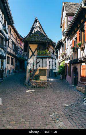 La cosiddetta "casa dei piccioni" in legno in Rue du Rempart, nel centro storico di Eguisheim, Alsazia, Francia Foto Stock