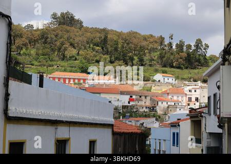 Vista della città vecchia della città portoghese di Monchique Foto Stock