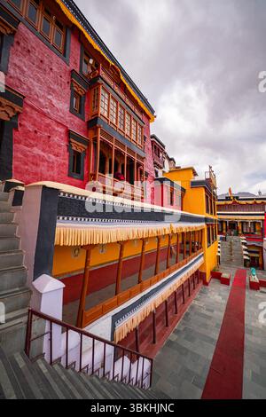 Situato in mezzo alla dura bellezza del Ladakh, Shey Palace racconta storie di re e spiritualità. Un tempo residenza reale, ora si erge come un tranquillo punto di riferimento ricco di me Foto Stock