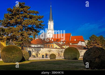 Giardino del Palazzo di Schönbrunn e Chiesa cattolica Hietzing (nascita di Maria), Vienna, Austria Foto Stock
