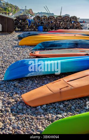 Vasi di granchio aragosta e canoe sulla spiaggia di Budleigh Salterton, Devon, Regno Unito Foto Stock