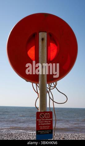 Orange anello di vita a Budleigh Salterton beach Devon Foto Stock