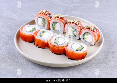 Piatti giapponesi di sushi Rolls Philadelphia Uramaki su sfondo grigio per il menu del ristorante o consegna a domicilio Foto Stock