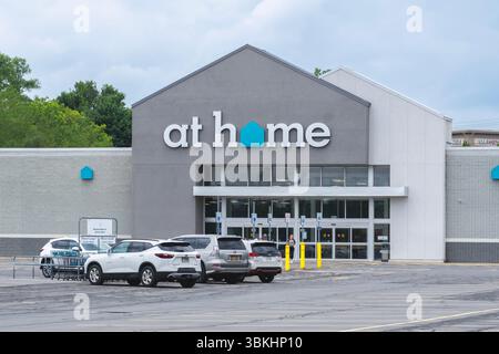 New Hartford, New York - 20 giugno 2025: Primo piano di At Home Store, è una destinazione unica per l'arredamento e l'arredamento della casa, che offre una vasta selezione di professionisti Foto Stock