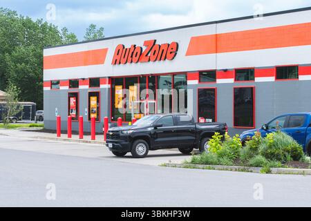 New Hartford, New York - 20 giugno 2025: Vista ravvicinata di AutoZone Auto Parts Store, è il più grande magazzino di ricambi e accessori per auto aftermarket Foto Stock