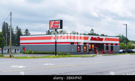 New Hartford, New York - 20 giugno 2025: Panoramica ultra-ampia del negozio di ricambi auto AutoZone, è il più grande retai di ricambi e accessori per auto post-vendita Foto Stock