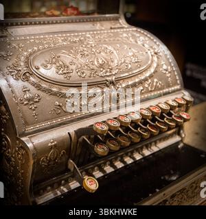 Si tratta di un bellissimo registratore di cassa ornato d'epoca risalente all'inizio del XX secolo Foto Stock