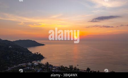 Una vista aerea mozzafiato di Kata Beach a Phuket, Thailandia, catturata durante il tramonto. L'immagine mostra la costa, le piccole isole, il lussureggiante hil verde Foto Stock