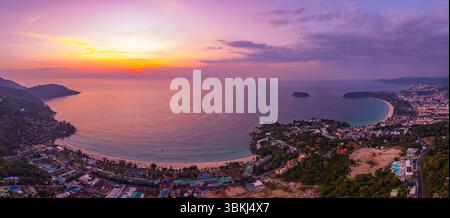 Una vista aerea mozzafiato di Kata Beach a Phuket, Thailandia, catturata durante il tramonto. L'immagine mostra la costa, le piccole isole, il lussureggiante hil verde Foto Stock