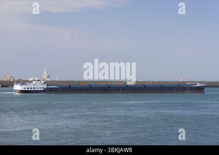 Le Havre, Francia - Vista sulla nave portacontainer interna EUROPORTS in partenza dal porto di le Havre. Foto Stock