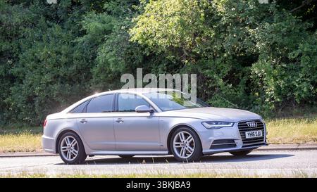 Milton Keynes,Bucks,UK - 16 giugno 2025: 2016 Audi A6 guida su una strada inglese Foto Stock