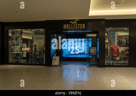 Negozio di abbigliamento Hollister presso il centro commerciale American Dream a East Rutherford, New Jersey, Stati Uniti. Foto Stock