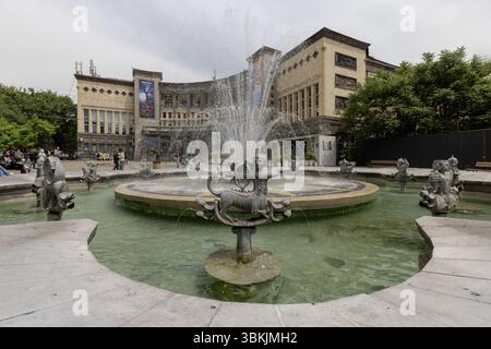 La fontana dei segni zodiacali in Piazza Carlo Aznavour di Erevan, un elemento acquatico astrologico circondato dalla grandiosa architettura dell'epoca sovietica. Foto Stock