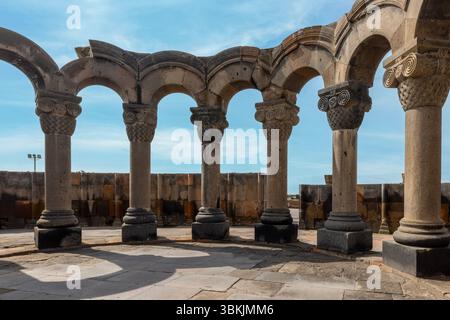 Le magnifiche rovine del VII secolo della Cattedrale di Zvartnots, una meraviglia architettonica circolare e un sito patrimonio dell'umanità dell'UNESCO in Armenia. Foto Stock
