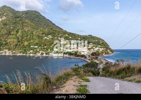 Panorama panoramico della baia di Soufriere sull'isola caraibica di Dominica con vista sulla testa degli Scotts Foto Stock