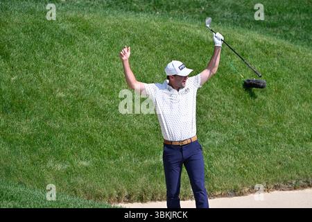 Corregge le date in una versione precedente **.20 giugno 2025: Austin Eckroat di Edmond, OK, reagisce dopo aver fatto un colpo da un bunker nella coppa sulla quindicesima buca durante il secondo round del torneo di golf PGA Travelers Championship tenutosi a TPC River Highlands a Cromwell CT. Eric Canha/Cal Sport Media Foto Stock