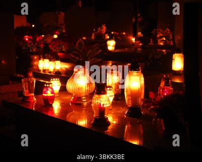 Omaggio a lume di candela per il giorno di Ognissanti al cimitero in Polonia Foto Stock