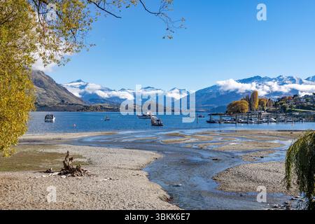 Lago Wanaka, Otago, Isola del Sud, nuova Zelanda, vista sul Lago Wanaka e barche ormeggiate nella soleggiata giornata autunnale del 2025 Foto Stock