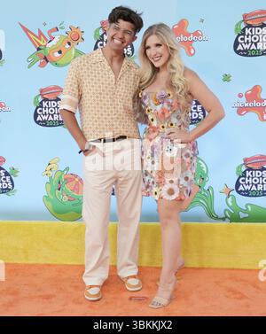 Los Angeles, Stati Uniti. 21 giugno 2025. (L-R) PrestonPlayz e Brianna Arsement arrivano ai Nickelodeon Kids' Choice Awards 2025, che si sono svolti presso il Santa Monica Barker Hangar a Santa Monica, CALIFORNIA, sabato 21 giugno 2025. (Foto di Sthanlee B. Mirador/Sipa USA) credito: SIPA USA/Alamy Live News Foto Stock
