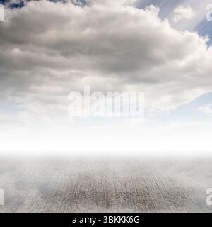 Il terreno simile al cemento viene mostrato in un'illustrazione piatta, con cielo coperto e nuvole stratificate Foto Stock