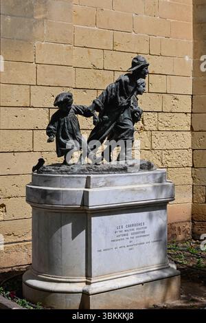 LA VALLETTA, MALTA - 17 APRILE 2025: Replica della scultura Les Gavroches (Antonio Sciortino) nei giardini dell'alta Barrakka Foto Stock