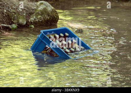 Kühles Bier im Bach, Kasten Augustiner Helles im Englischen Garten, Rekordhitze am Wochenende, München, Juni 2025 Deutschland, München, Juni 2025, kühles Bier im Bach, durstige Münchner haben einen Bierkasten mit Augustiner Hell ins kühle Bachwasser gestellt, Bäume am Oberstjägermeisterbach liefern Schatten, heißer Sommertag im Englischen Garten mit Rekordtemperaturen bis über 30 Grad, Sommerwochenende, Bayern *** birra fresca nel torrente, cassa di Augustiner Helles nel Giardino inglese, Monaco di Baviera, 2025 2025 giugno, Monaco di Baviera, record, Monaco di Baviera birra fresca nel ruscello, assetata Foto Stock