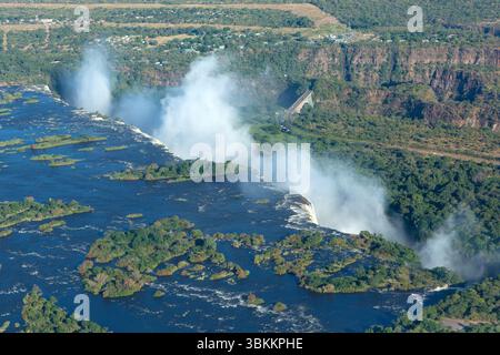 Una prospettiva aerea del fiume Zambesi e delle cascate Vittoria in inondazione, Zimbabwe. Foto Stock