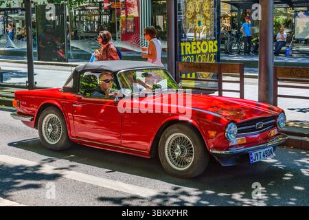 Alla fine degli anni '1960 l'auto sportiva Triumph TR5 con guida a destra registrata in Gran Bretagna a Tours, in Francia. Foto Stock