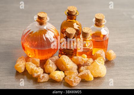 Resina aromatica di frankincenso o olibanum usata in incenso e profumi. Foto Stock